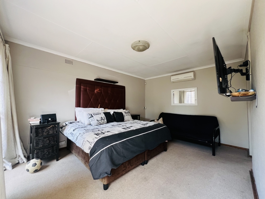 3 Bedroom Property for Sale in Fontainebleau Gauteng