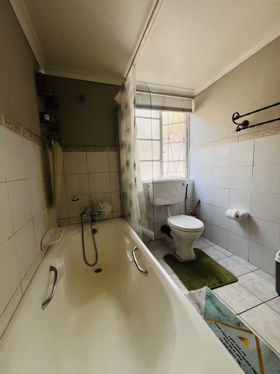 3 Bedroom Property for Sale in Fontainebleau Gauteng