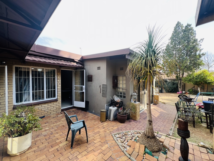 3 Bedroom Property for Sale in Fontainebleau Gauteng