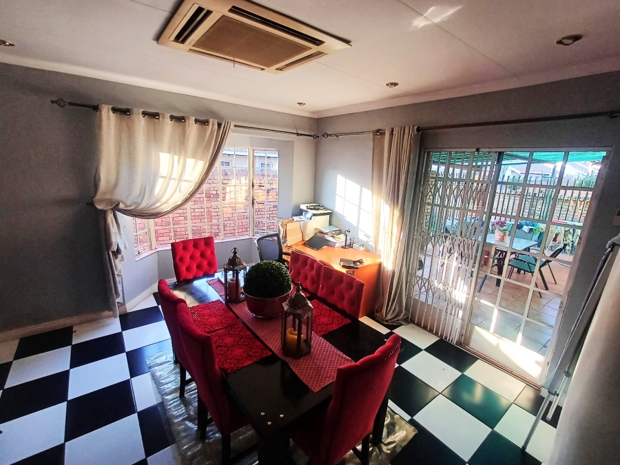 3 Bedroom Property for Sale in Die Hoewes Gauteng