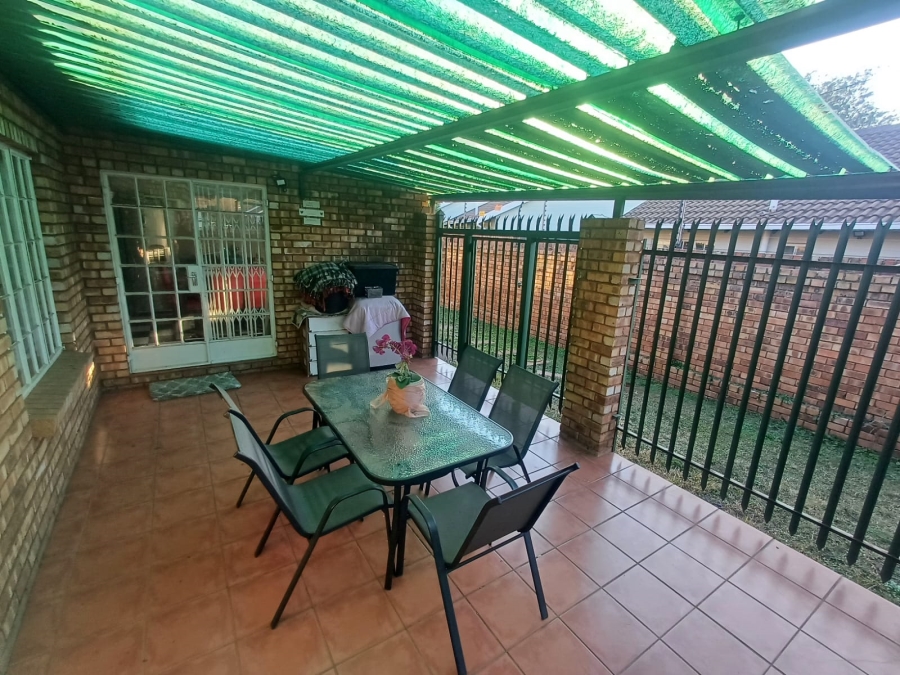 3 Bedroom Property for Sale in Die Hoewes Gauteng