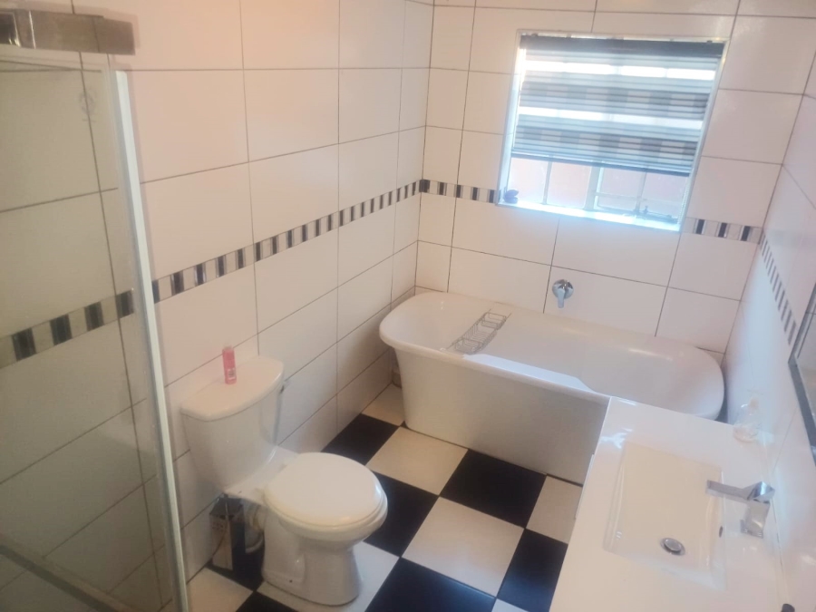 3 Bedroom Property for Sale in Die Hoewes Gauteng