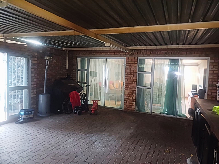 3 Bedroom Property for Sale in Die Hoewes Gauteng