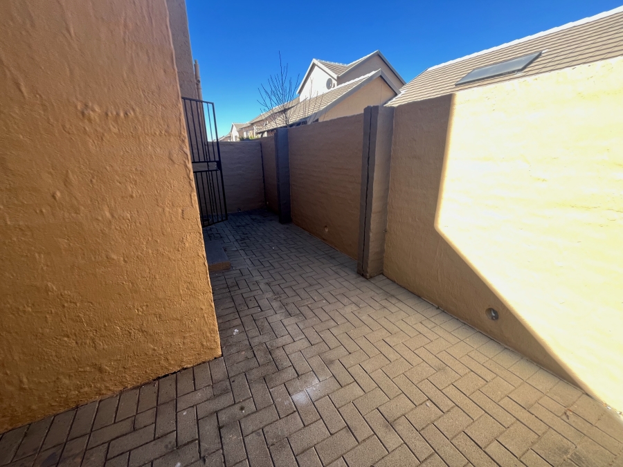 To Let 2 Bedroom Property for Rent in Noordwyk Gauteng