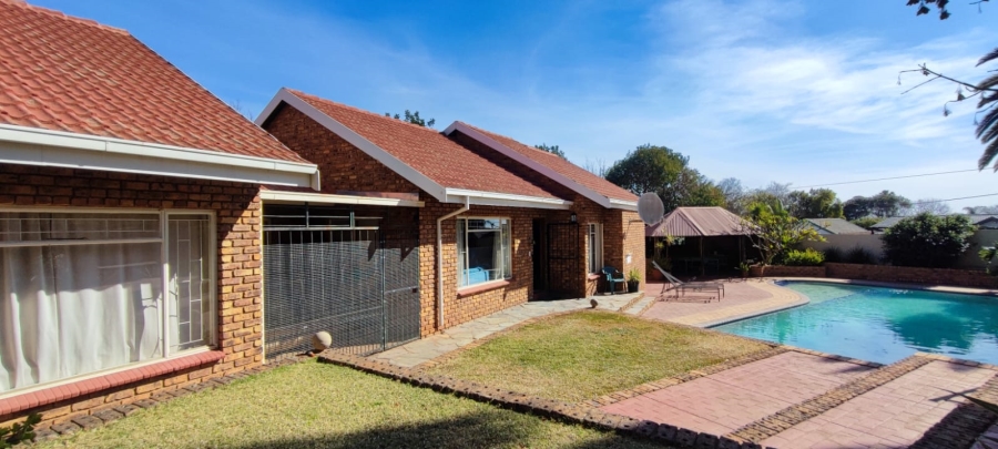 4 Bedroom Property for Sale in Rooihuiskraal Gauteng