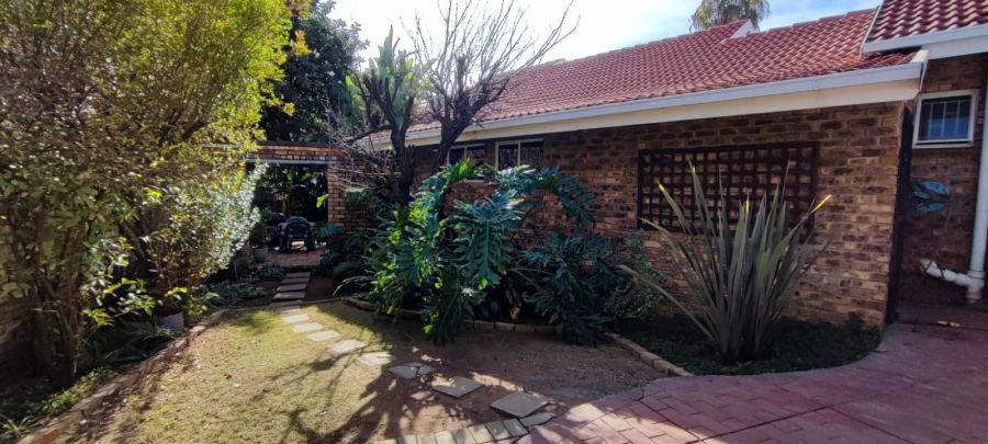 4 Bedroom Property for Sale in Rooihuiskraal Gauteng