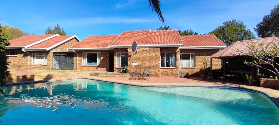 4 Bedroom Property for Sale in Rooihuiskraal Gauteng