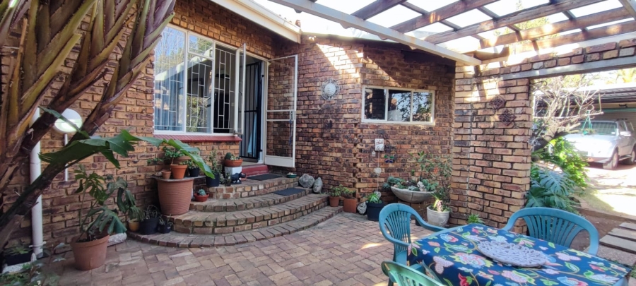 4 Bedroom Property for Sale in Rooihuiskraal Gauteng