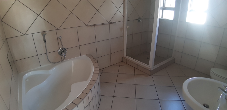 5 Bedroom Property for Sale in Kosmosdal Gauteng