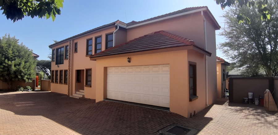 5 Bedroom Property for Sale in Kosmosdal Gauteng