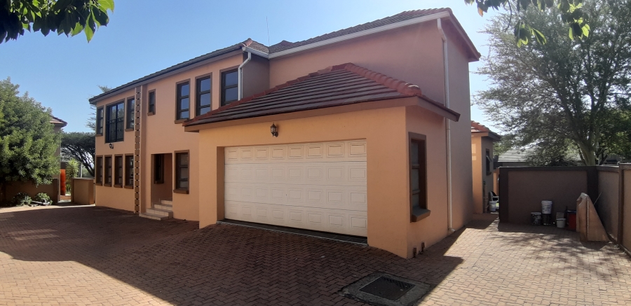 5 Bedroom Property for Sale in Kosmosdal Gauteng