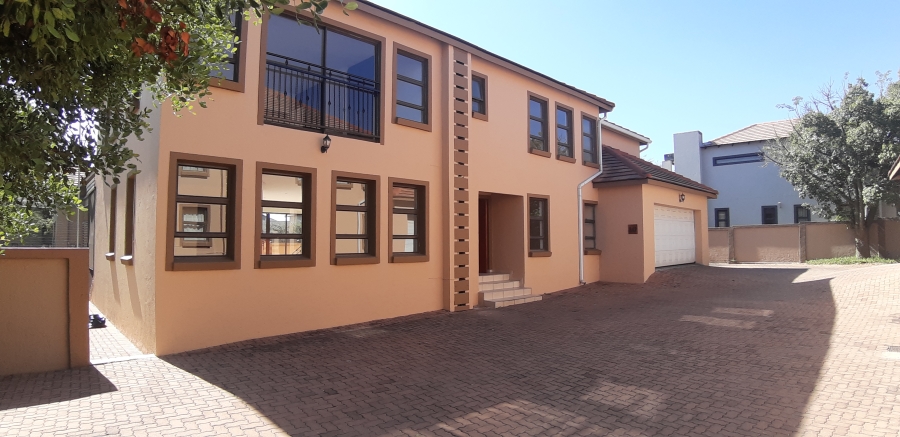 5 Bedroom Property for Sale in Kosmosdal Gauteng