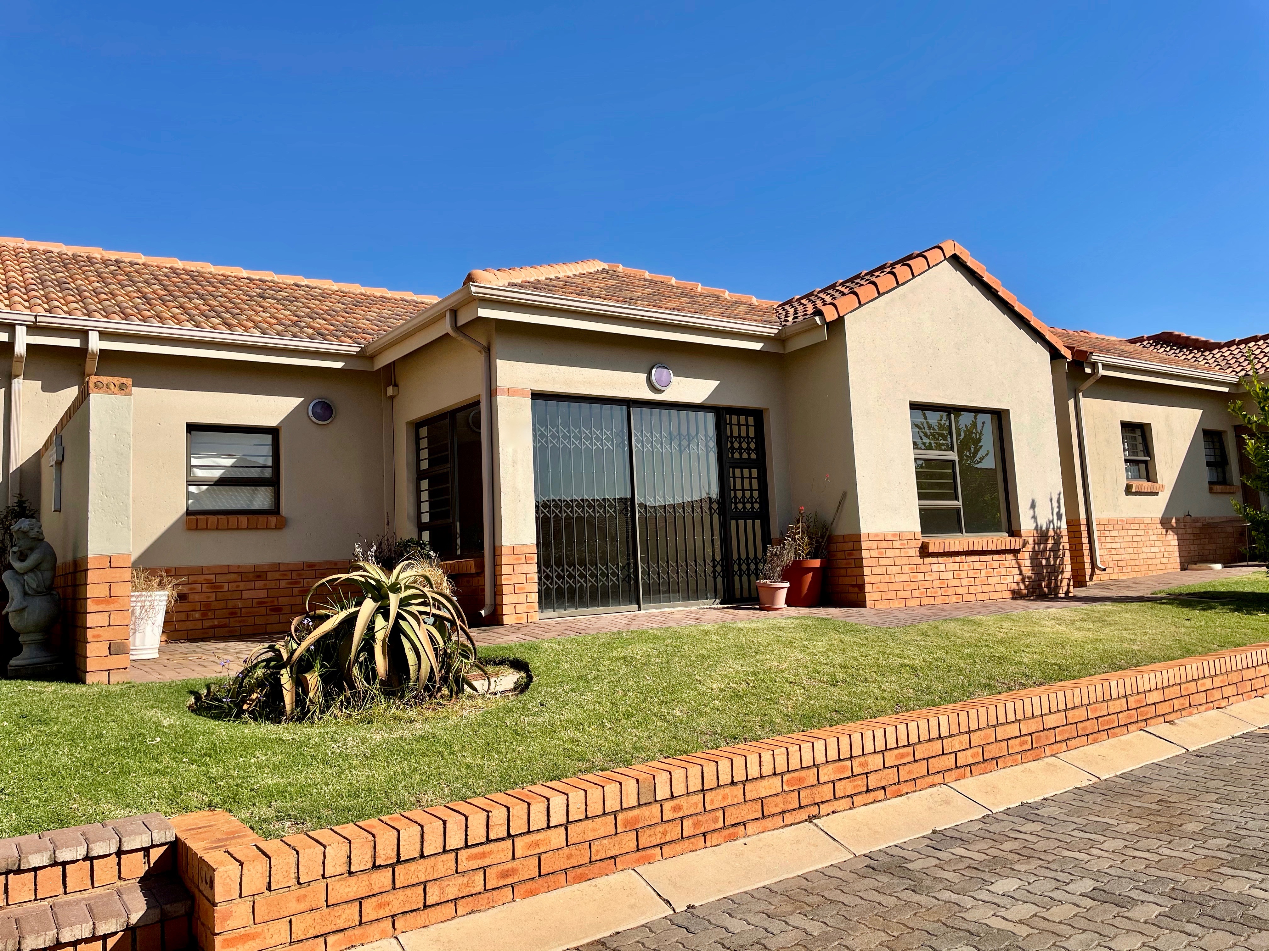 2 Bedroom Property for Sale in The Retreat Gauteng