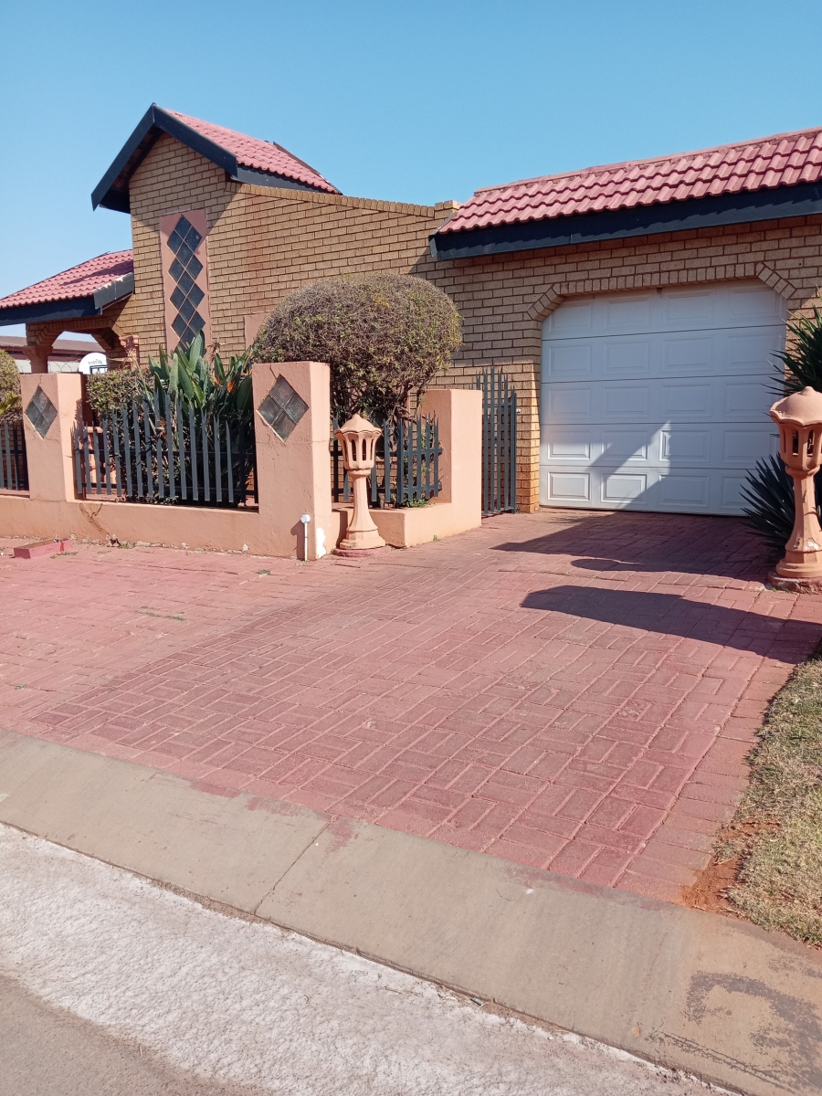 4 Bedroom Property for Sale in Lenasia Ext 1 Gauteng