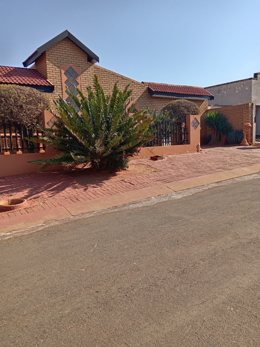 4 Bedroom Property for Sale in Lenasia Ext 1 Gauteng