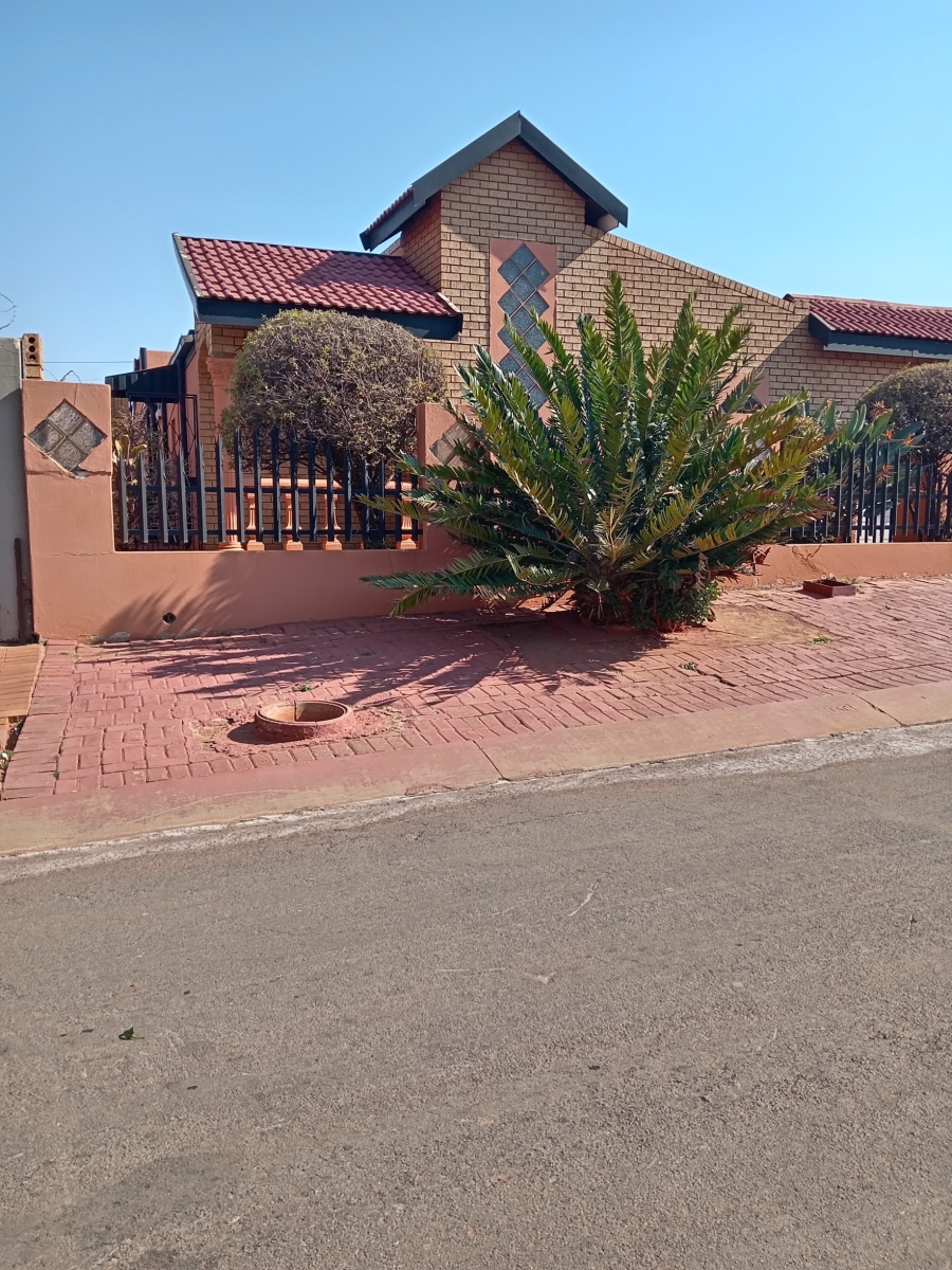 4 Bedroom Property for Sale in Lenasia Ext 1 Gauteng