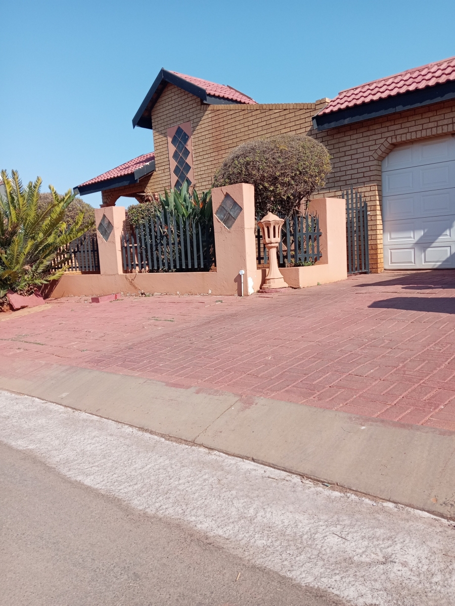 4 Bedroom Property for Sale in Lenasia Ext 1 Gauteng