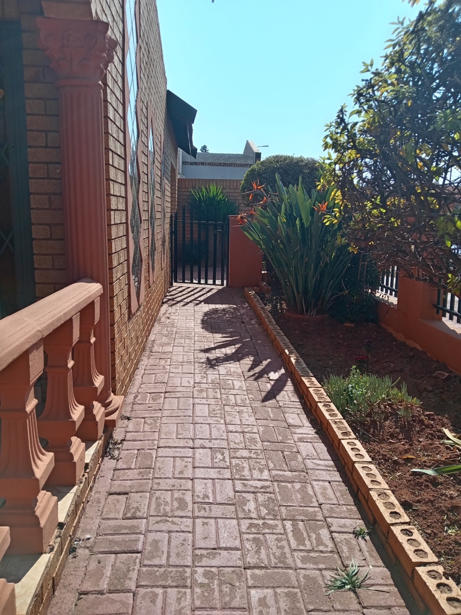 4 Bedroom Property for Sale in Lenasia Ext 1 Gauteng