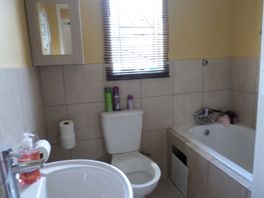 2 Bedroom Property for Sale in Kirkney Gauteng