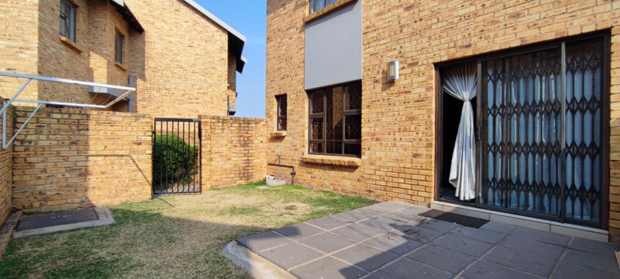 3 Bedroom Property for Sale in Rooihuiskraal North Gauteng