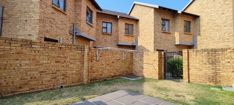 3 Bedroom Property for Sale in Rooihuiskraal North Gauteng