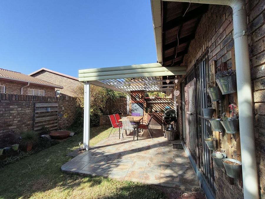 3 Bedroom Property for Sale in Die Hoewes Gauteng