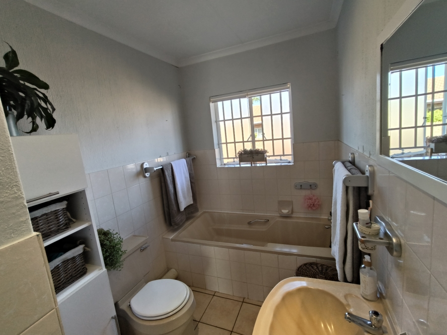 3 Bedroom Property for Sale in Die Hoewes Gauteng