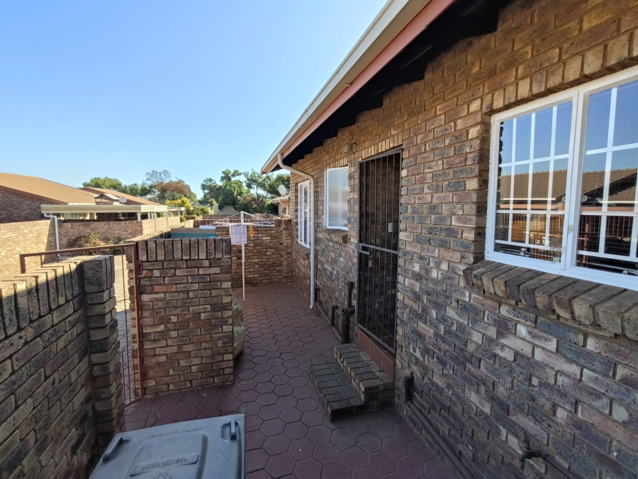 3 Bedroom Property for Sale in Die Hoewes Gauteng