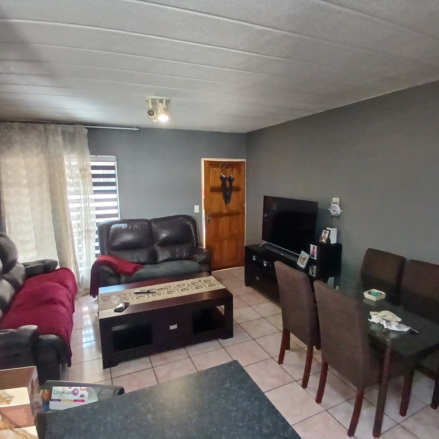 1 Bedroom Property for Sale in Linmeyer Gauteng