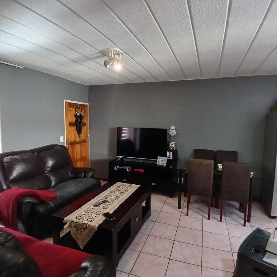 1 Bedroom Property for Sale in Linmeyer Gauteng