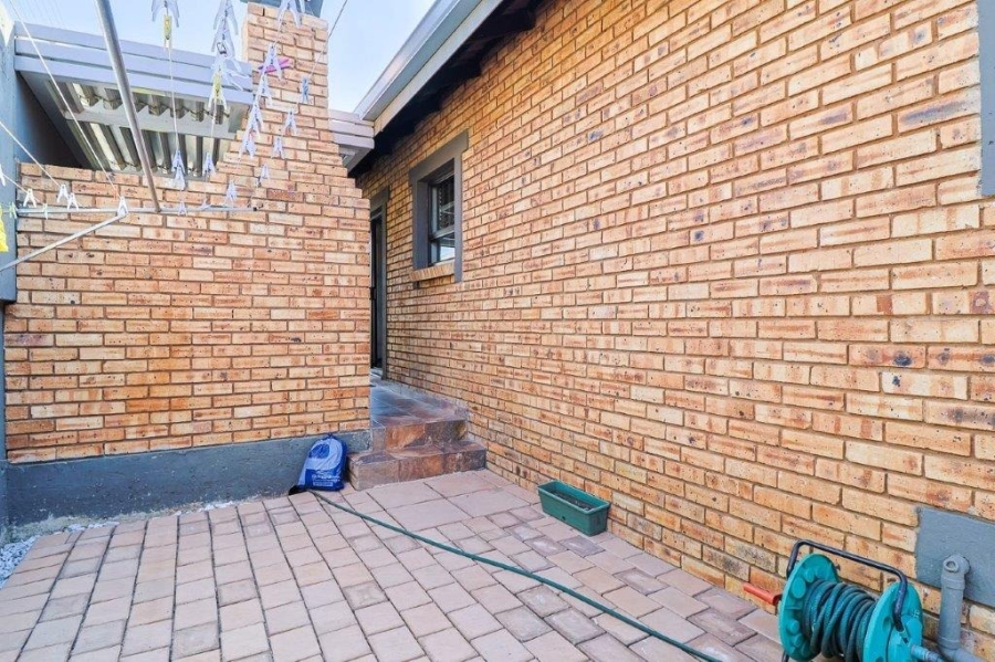 3 Bedroom Property for Sale in New Redruth Gauteng