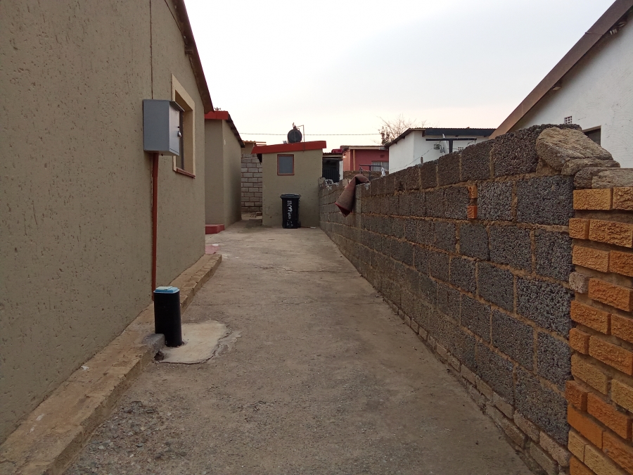 2 Bedroom Property for Sale in Moroka North Gauteng