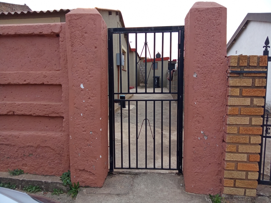 2 Bedroom Property for Sale in Moroka North Gauteng