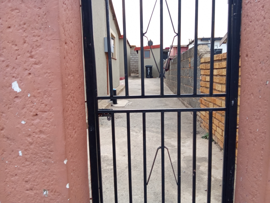 2 Bedroom Property for Sale in Moroka North Gauteng