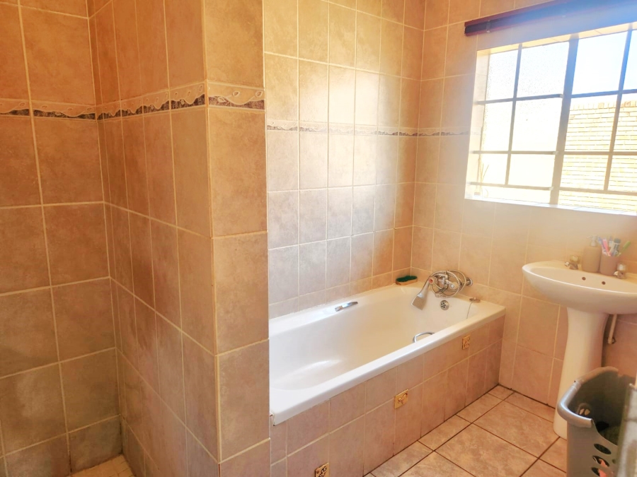 2 Bedroom Property for Sale in The Reeds Gauteng