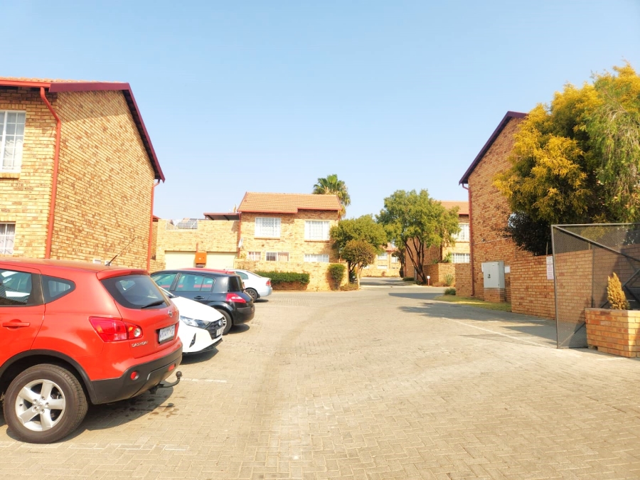 2 Bedroom Property for Sale in The Reeds Gauteng