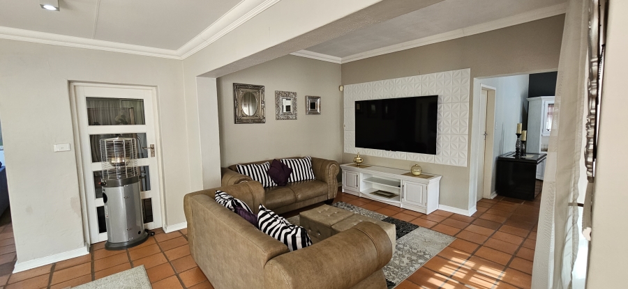 4 Bedroom Property for Sale in Three Rivers Proper Gauteng