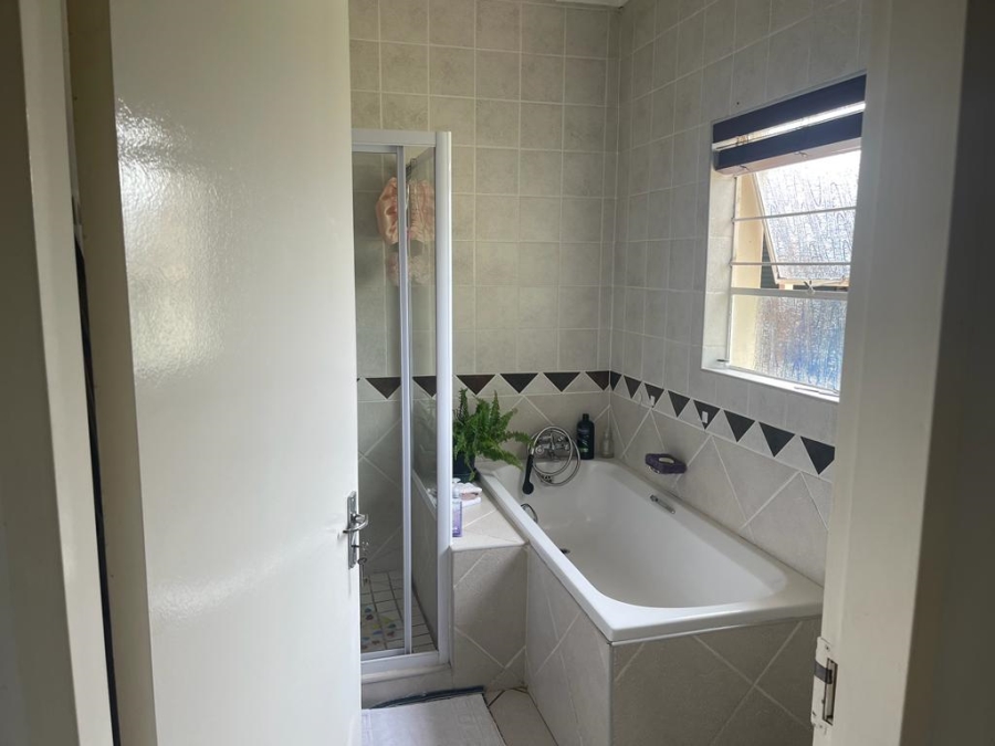 To Let 3 Bedroom Property for Rent in Kenleaf Gauteng