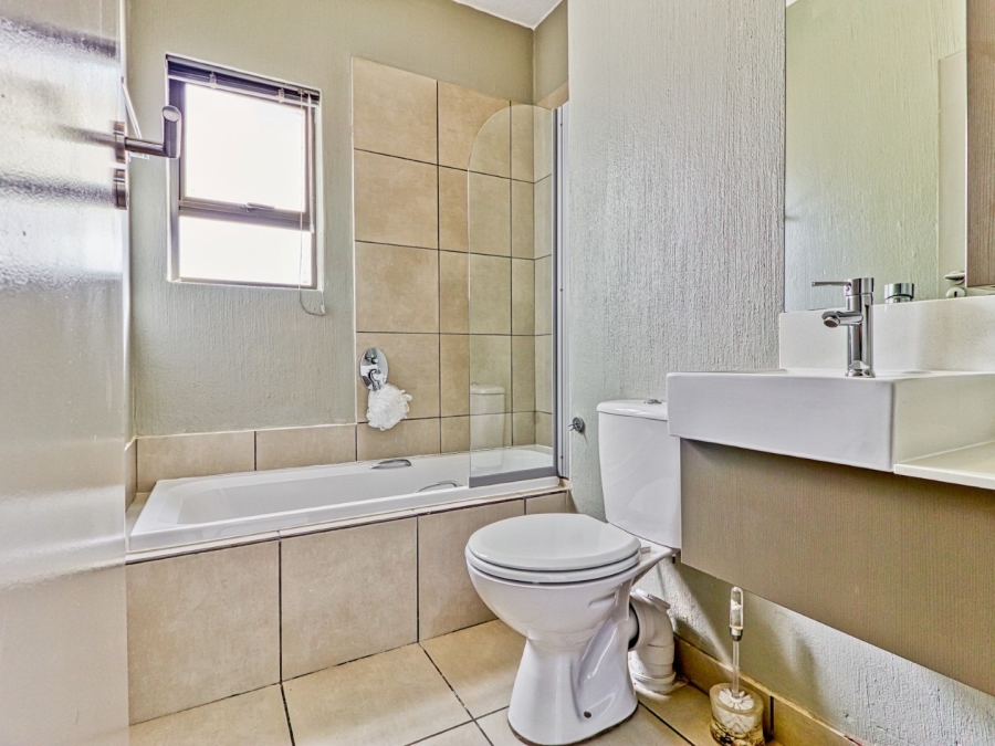 2 Bedroom Property for Sale in Broadacres Gauteng