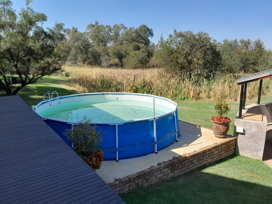 5 Bedroom Property for Sale in Roodeplaat Gauteng