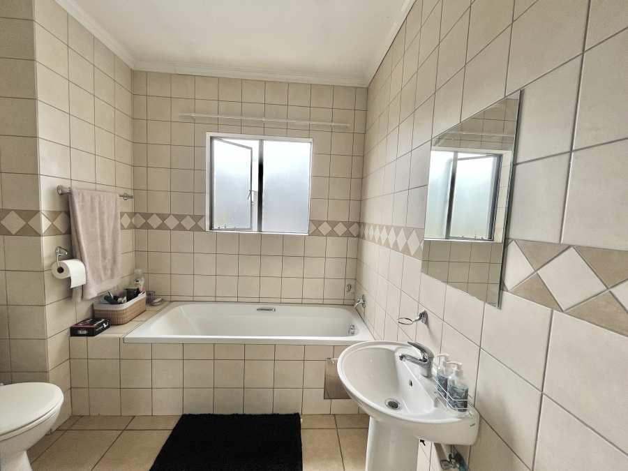 1 Bedroom Property for Sale in Noordwyk Gauteng