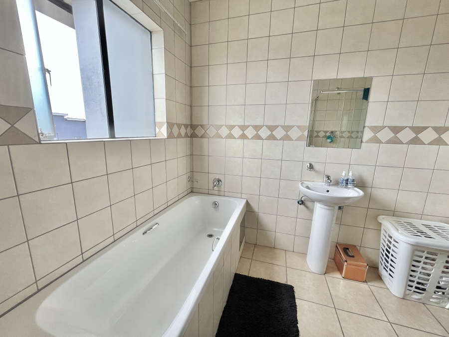 1 Bedroom Property for Sale in Noordwyk Gauteng