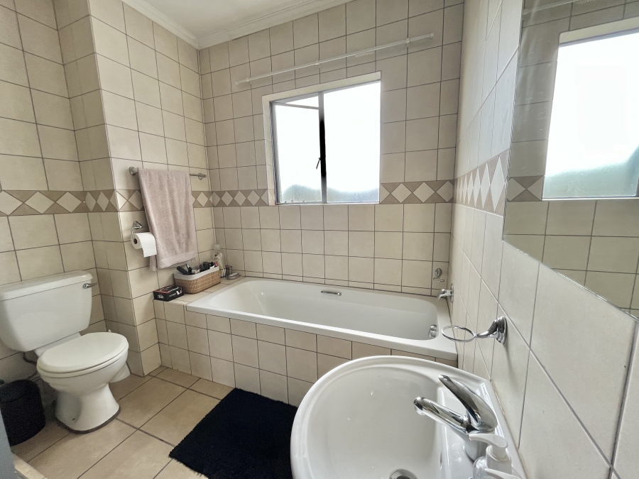 1 Bedroom Property for Sale in Noordwyk Gauteng