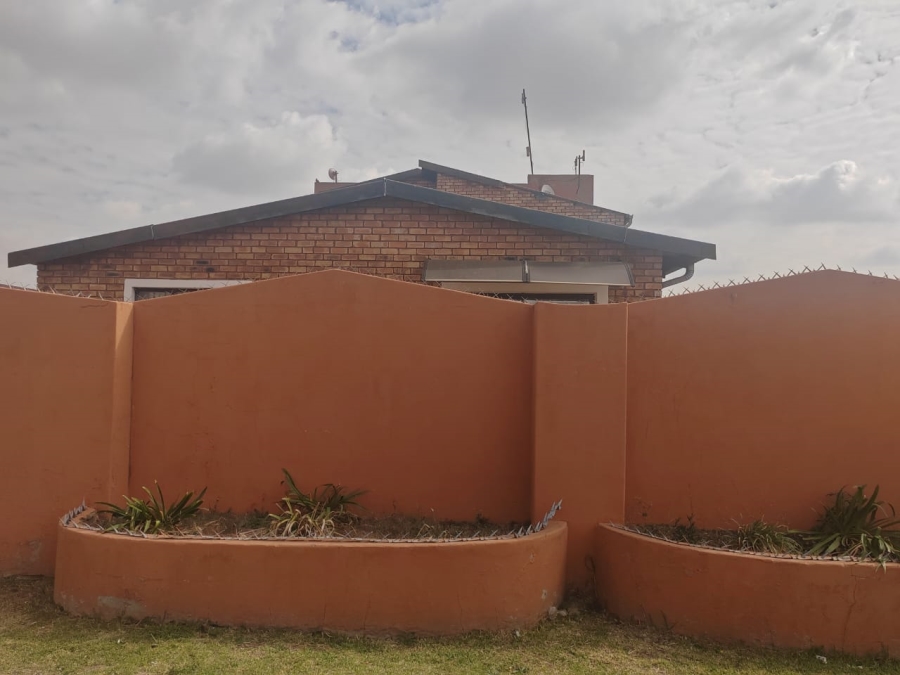 6 Bedroom Property for Sale in Geluksdal Gauteng