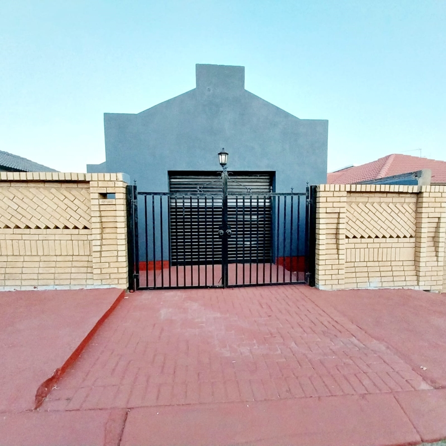 3 Bedroom Property for Sale in Protea North Gauteng