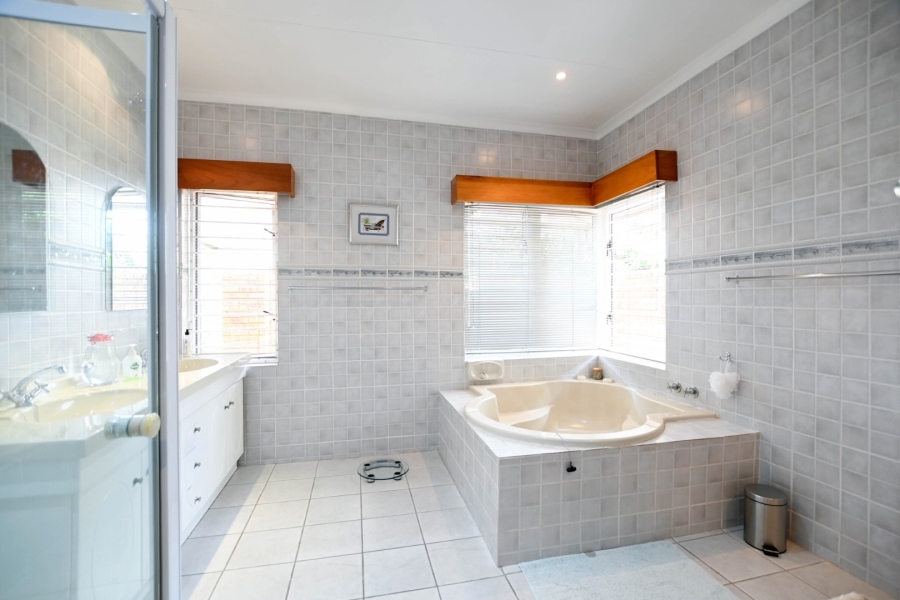 4 Bedroom Property for Sale in Magalieskruin Gauteng