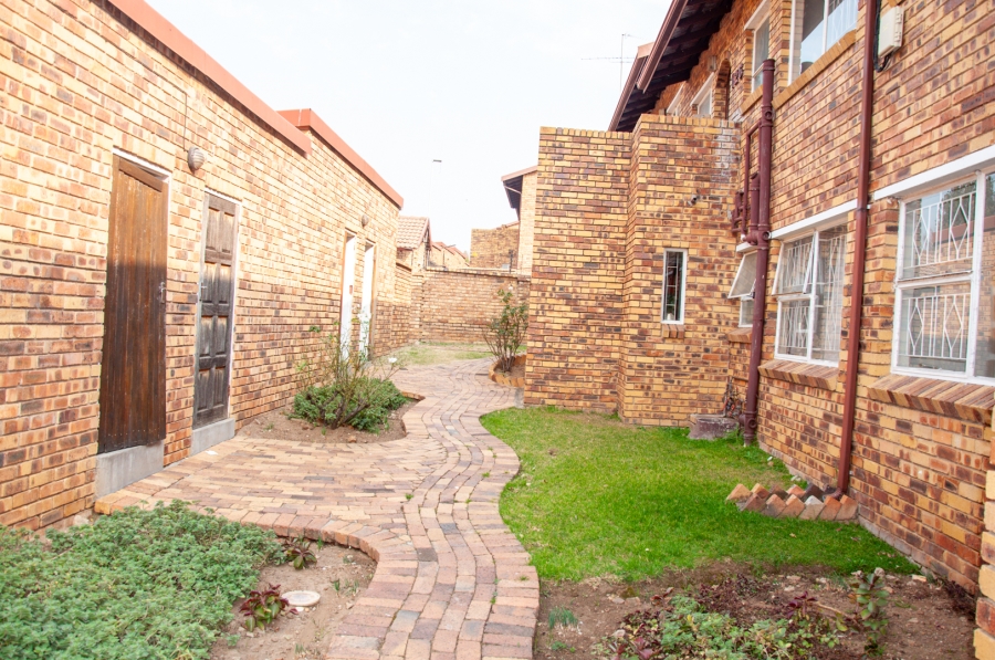 2 Bedroom Property for Sale in Buccleuch Gauteng