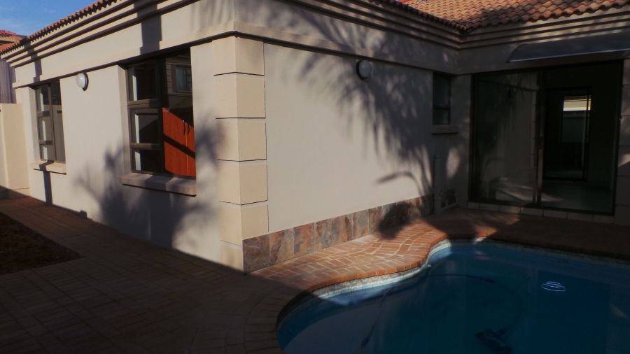 To Let 3 Bedroom Property for Rent in Kenleaf Gauteng