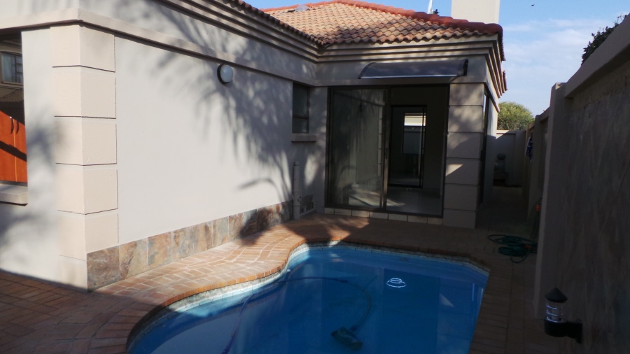 To Let 3 Bedroom Property for Rent in Kenleaf Gauteng