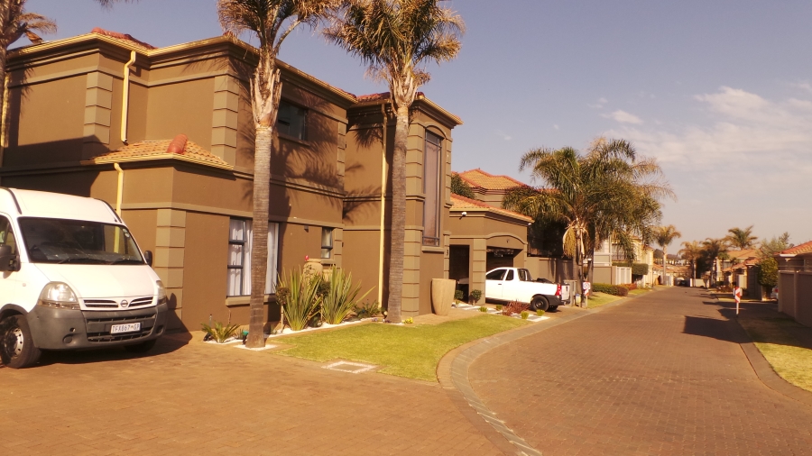 To Let 3 Bedroom Property for Rent in Kenleaf Gauteng